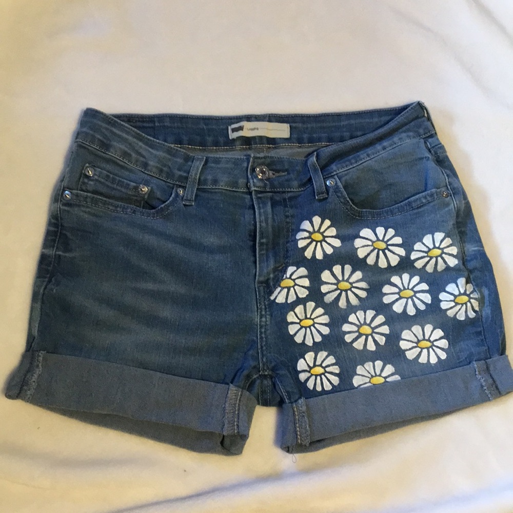 Cut-off Levi hand painted sunflower shorts